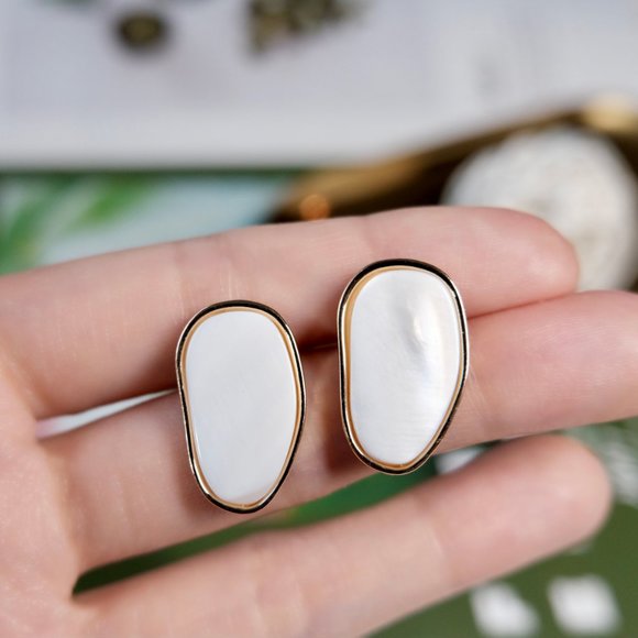 3/$35 *Bean* Shell Stud Earring - Picture 4 of 5